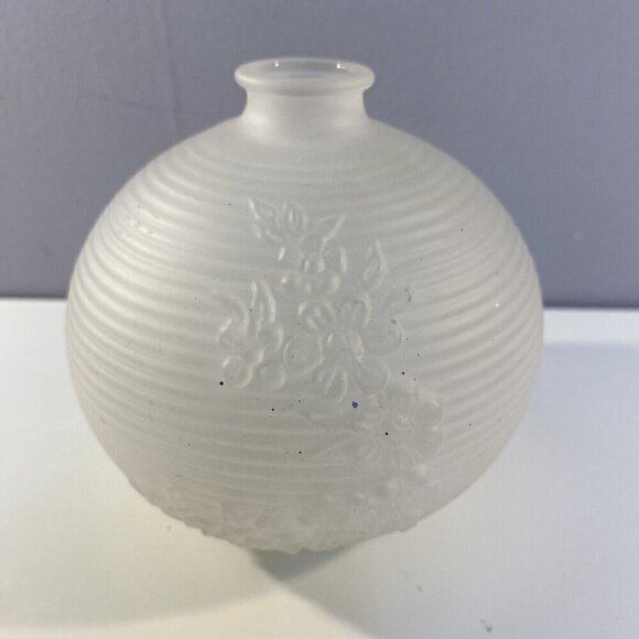 Avon Vintage Bud Vase Frosted Glass 4"x4" - Picture 3 of 4